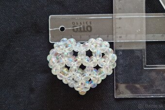 Krásny ručne šitý prívesok: srdce z korálok - 5