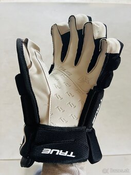 Predám hokejové rukavice True Catalyst 9X3 JR/SR nové - 5