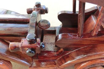 Drevený model auta. - 5