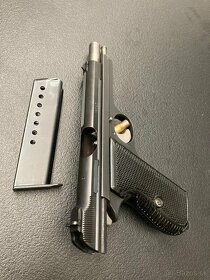 Predam zbran , pistol SIG P210 - 5