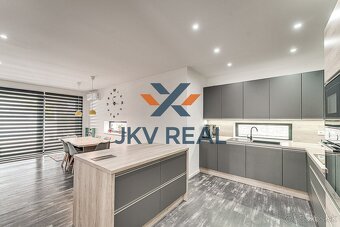 Moderný 5-izbový rodinný dom s bazénom, altánkom a záhradou - 5