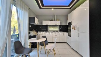 Pozemok pod lesom 1427 m2 - unikátny 4-izbový mobilný... - 5