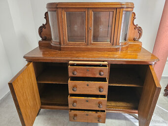 Predám starožitnú komodu v vitrínou - 5