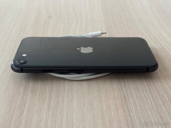 Predám iPhone SE 2020 64gb Black - 5