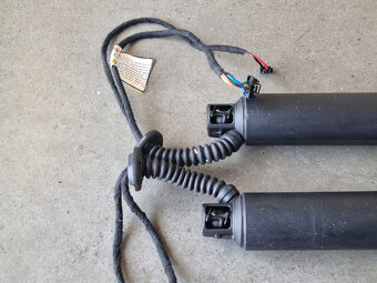 Elektrický tlmič kufra Škoda Oktavia 3 5E9827851F/5E9827852 - 5