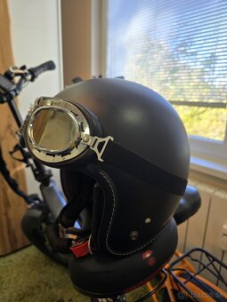 Otvorená motoprilba a okuliarmi. - 5