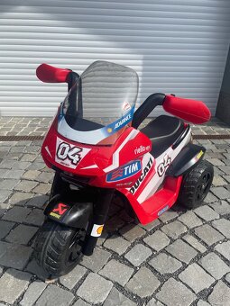Elektrická trojkolka Peg Perego Ducati Desmosedici - 5
