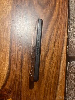 Motorola MOTOFONE F3 monochromaticky displej - 5