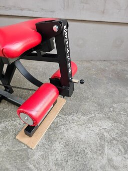 Predkopavanie v sede cez kladku + 80kg tehličiek - 5