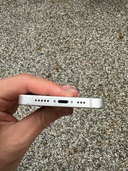 iPhone 14 - baterie 100% - 5