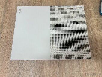 Xbox One S s dvoma ovládačmi a hrami - 5