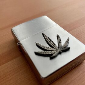 Predám ZIPPO zapaľovač Cannabis Leaf - 5