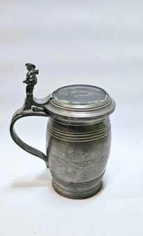 starožitný cínový krígeľ so skleneným poklopom - 5