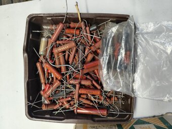 Tranzistory,rezistory,integrovane obvody a ine elek.suciastk - 5