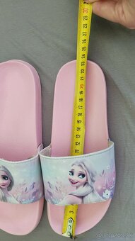 Šľapky s motívom Frozen zn. HM-veľ.34/35-super stav - 5