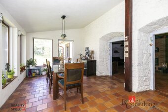 Exkluzívne na predaj: Jedinečný rodinný dom s dušou v obci L - 5