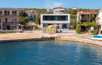 FOR SALE NA PREDAJ exkluzívna vila pri mori, priamo na plá - 5
