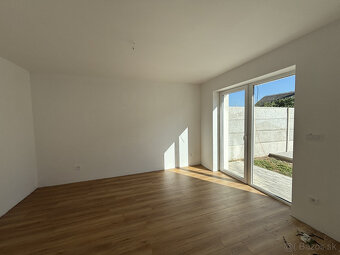 Posledný voľný samostatný byt s pozemkom a terasou, bezpečuj - 5