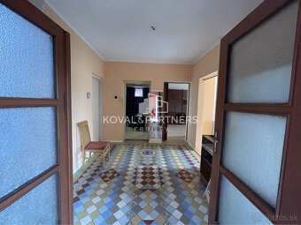 Priestranný poschodový rodinný dom s garážou - Kovarce - 5