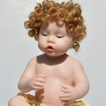 SEDIACA porcelánová bábika - Dieťatko s kačičkou - 5