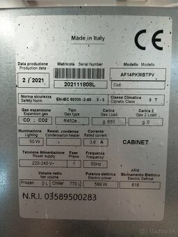 Profesionálna vitrínová mraznička 1400lt - 5