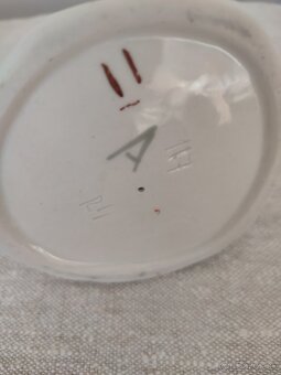 Royal dux dievča s lienkou porcelánová soška
- 5