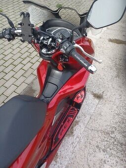 PREDAM  KRASNU HONDU PCX 125 + VYBAVA - 5