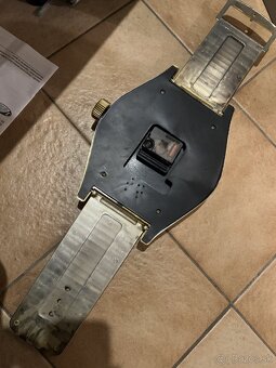 Nastenne hodiny Quartz a retro reklamny stojancek na Casio - 5