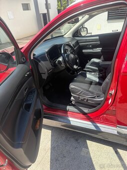 Mitsubishi Outlander SUV - 5