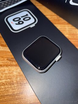 Apple Watch Nike SE 40mm Silver Aluminum Case - 5