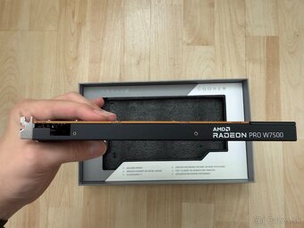 AMD Radeon PRO W7500 8 GB - 5