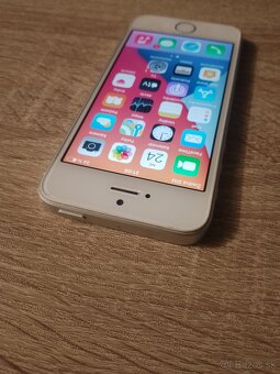 iPhone SE 1.generacie 2016 / 64GB Silver Pekný stav - 5