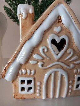 Keramická zasnežená béžová chalúpka 16x16x9,5 cm - 5