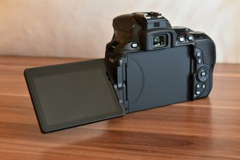 Nikon D5600 s obj 15-55 v stave nového kusu - 5