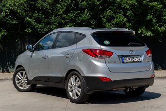Hyundai ix35 2.0 CRDi VGT Premium 4x4 A/T Strieborná - 5