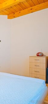 Postel + nočné stoliky + 2 komody - 5