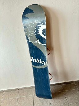 Snowboard a viazaním a topánkami - 5