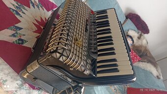 Predám kvalitný akordeón hohner atlantic 4 de luxe - 5
