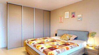 Novozariadený rodinný dom s veľkými spálňami i šatníkom pri  - 5