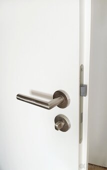 Vysoké interiérové biele dvere so zárubňou 2200/2100 mm - 5