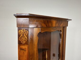 Rohová vitrína v Biedermeier štýle - 5