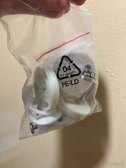 Kovové upevnenie na WC dosku – nové - 5