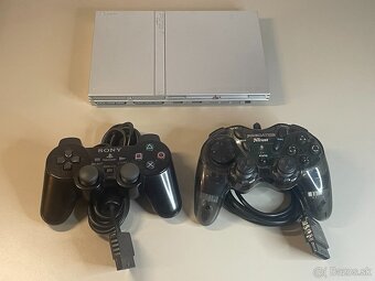 PlayStation 2 Slim Silver + 5 hier, 2x ovládač, memory card - 5