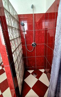 Na prenájom zariadený svojpomocný byt /93m2/ s garážou, KN - 5