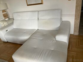 Biely elektricky polohovateľný gauč v tvare L - 5
