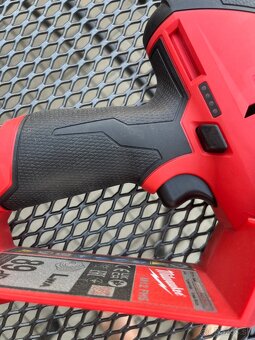 MILWAUKEE M12 FUEL Kompaktná reťazová píla - 5