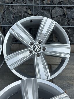 ✅ 5x112 r19 Tiguan Viktoria Falls model top stav - 5