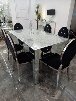 čierne zamatové kreslo zdobené kryštálmi silver glamour - 5