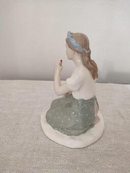 Royal dux dievča s lienkou porcelánová soška - 5
