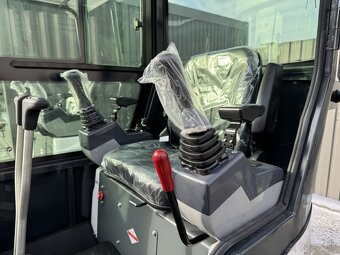 Minibagr XTM X10S PRO s kabinou - 5